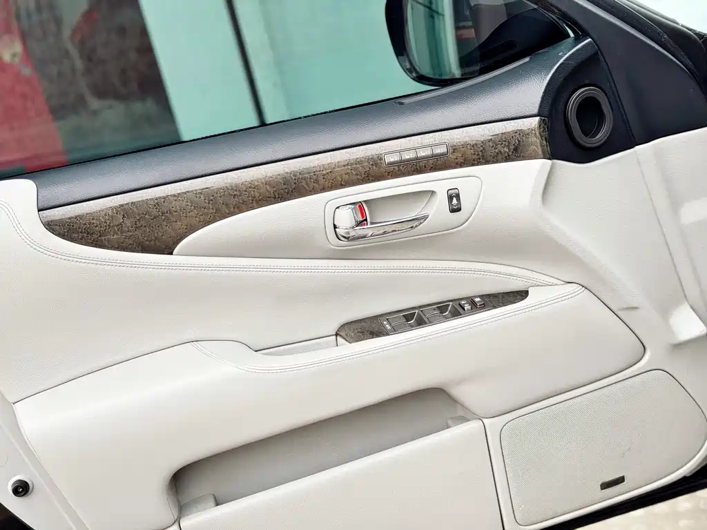 Lexus LS — миниатюра 16