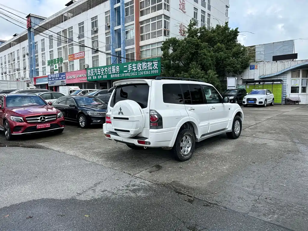 Mitsubishi Pajero — миниатюра 8