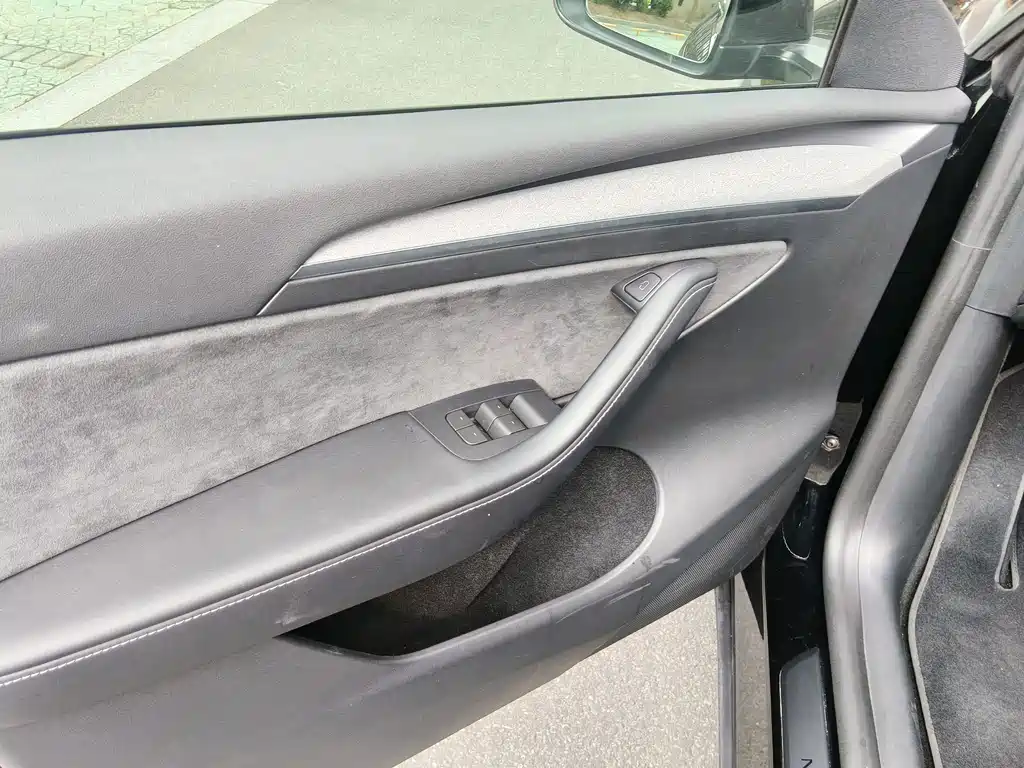 Tesla Model Y — миниатюра 13