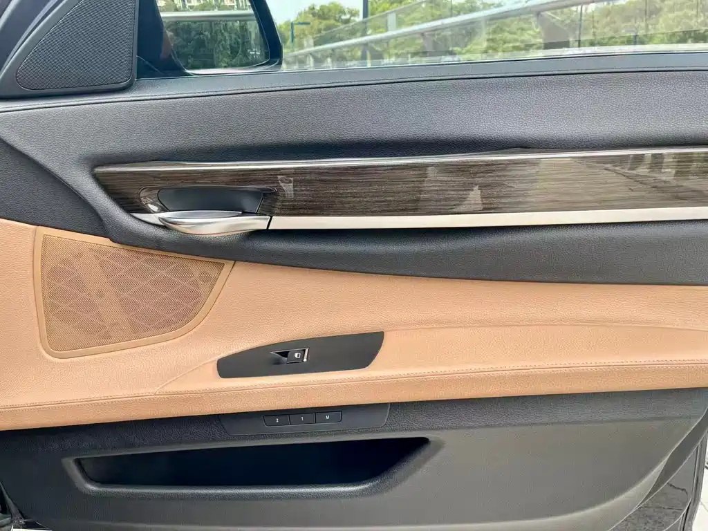 BMW 7 Series — миниатюра 12