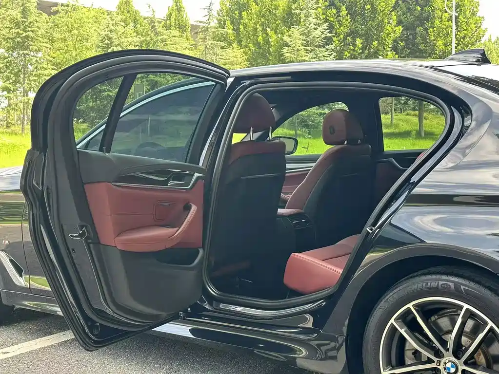 BMW 5 Series — миниатюра 4
