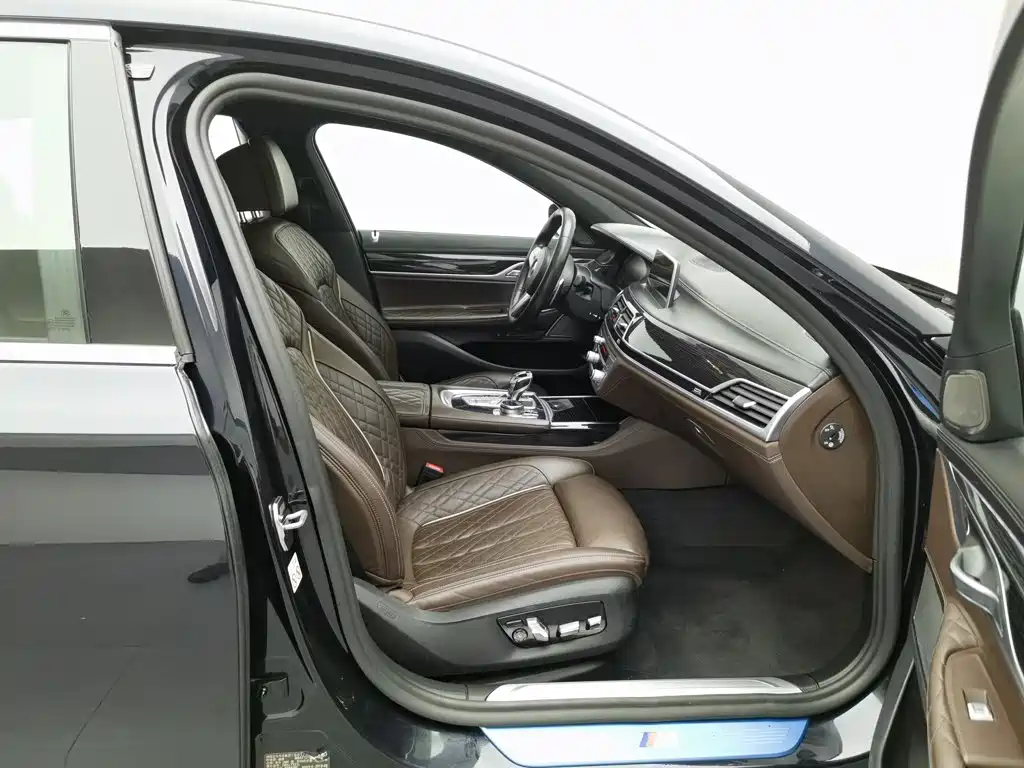 BMW 7 Series — миниатюра 23