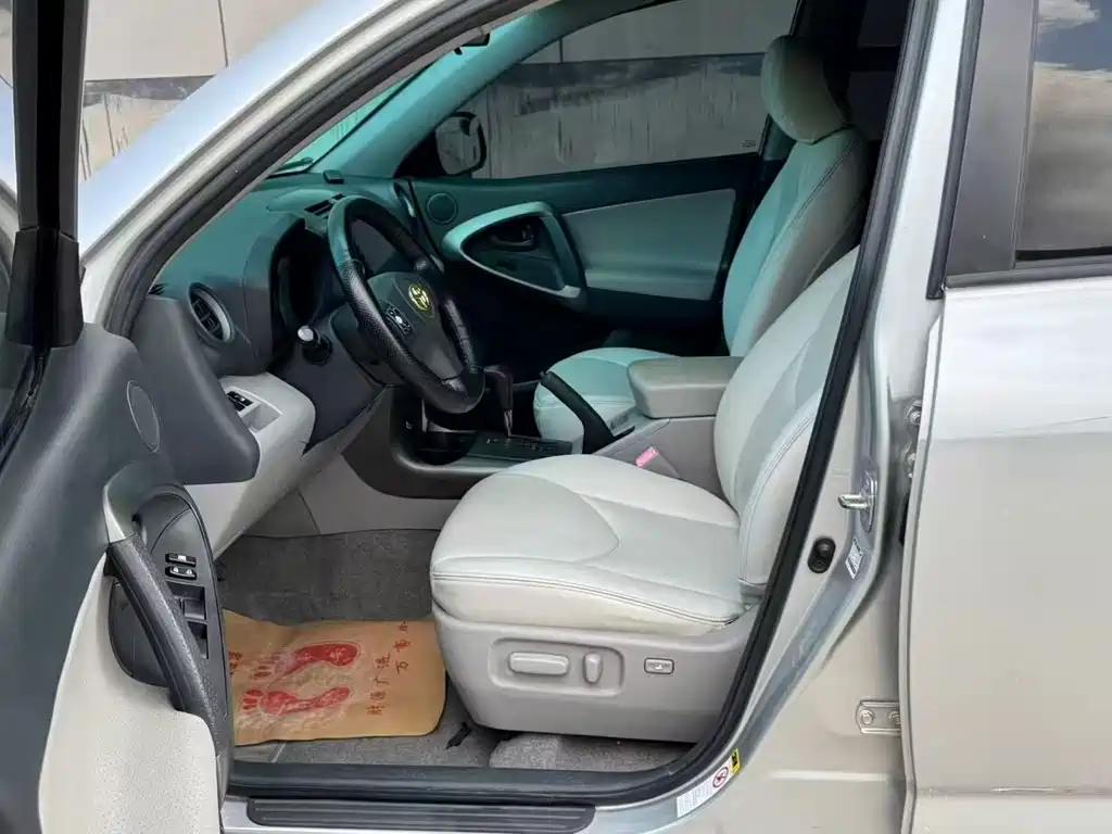 Toyota RAV4 — миниатюра 7