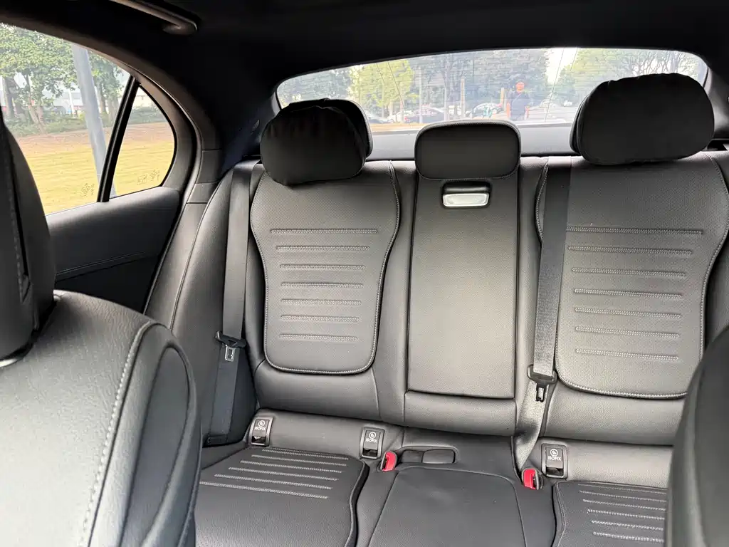 Mercedes-Benz C-Class — миниатюра 12
