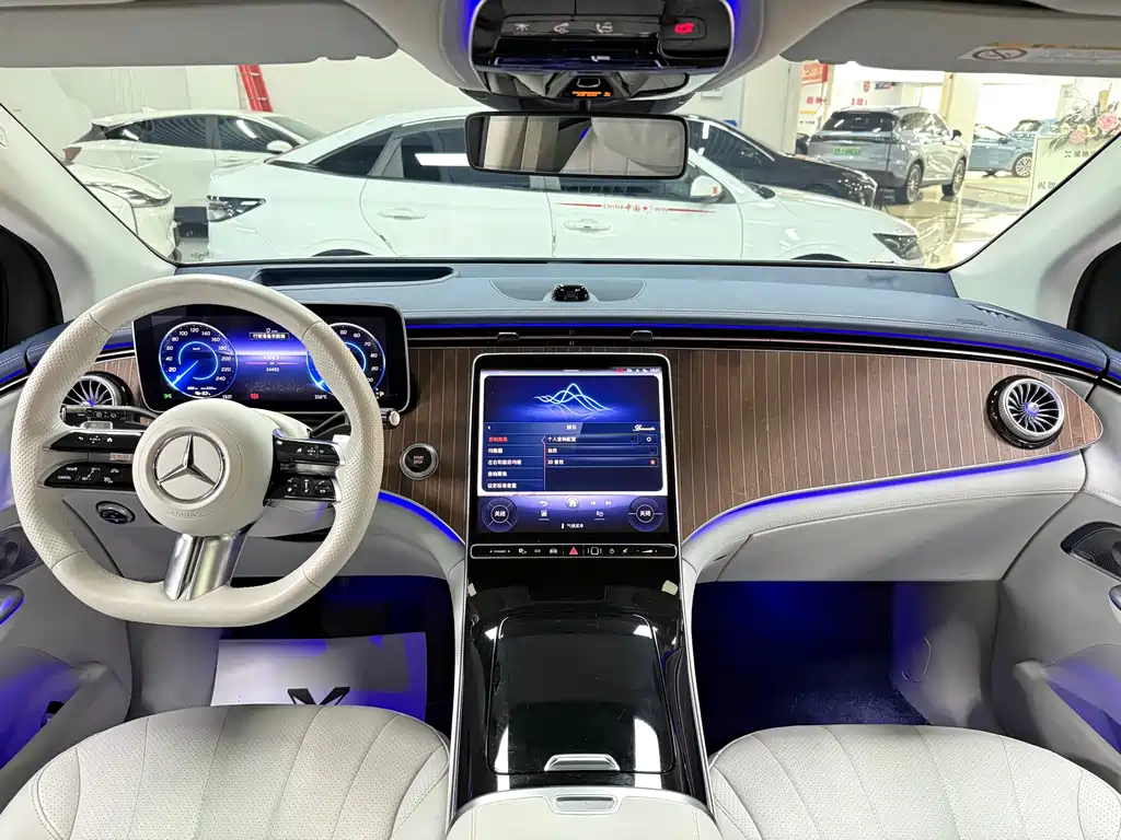 Mercedes-Benz EQE SUV — миниатюра 9