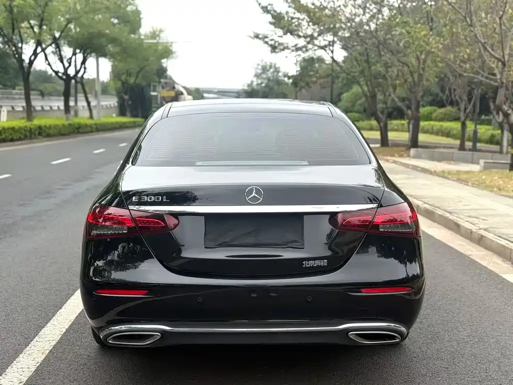 Mercedes-Benz E-Class — миниатюра 8
