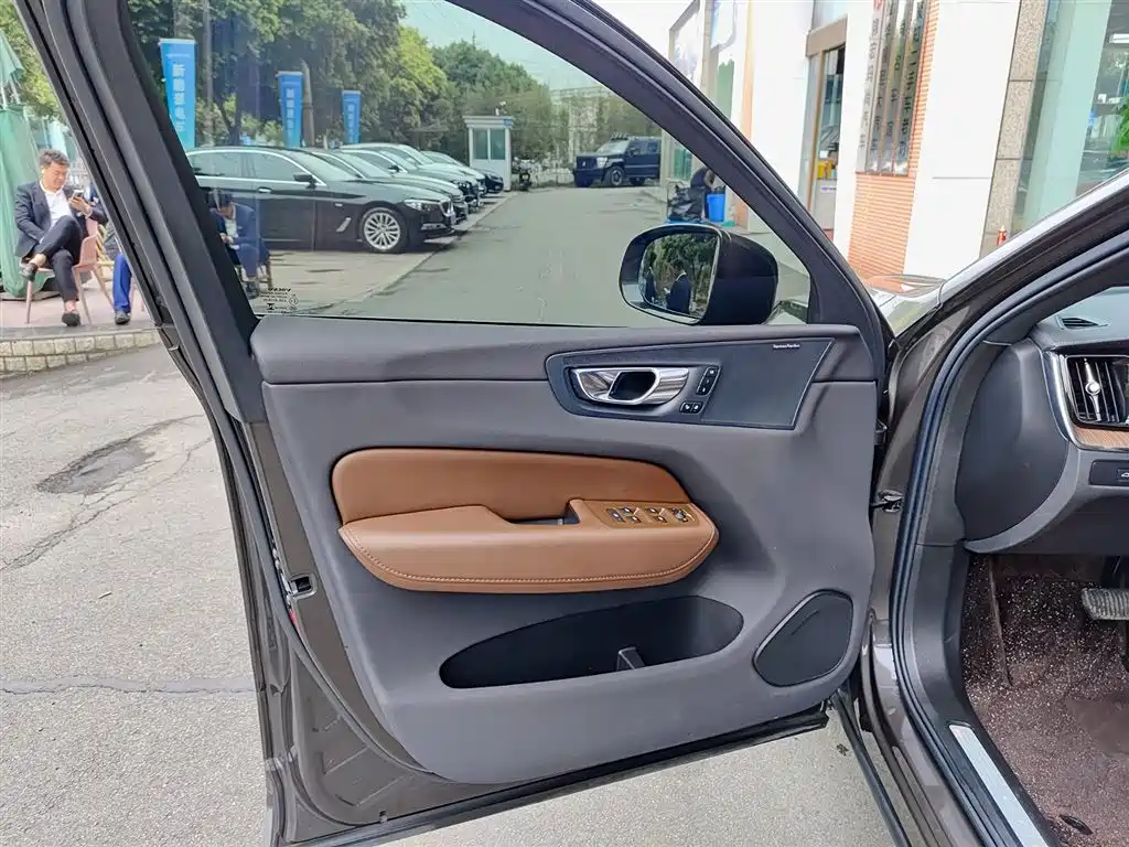 Volvo XC60 2024 B5 Luxury