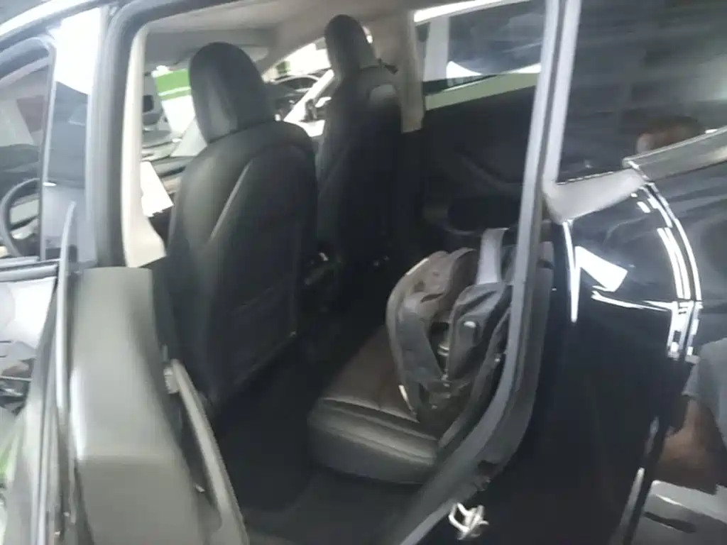 Tesla Model Y — миниатюра 17