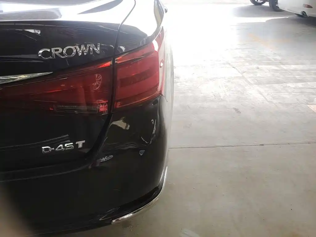 Toyota Crown — миниатюра 8