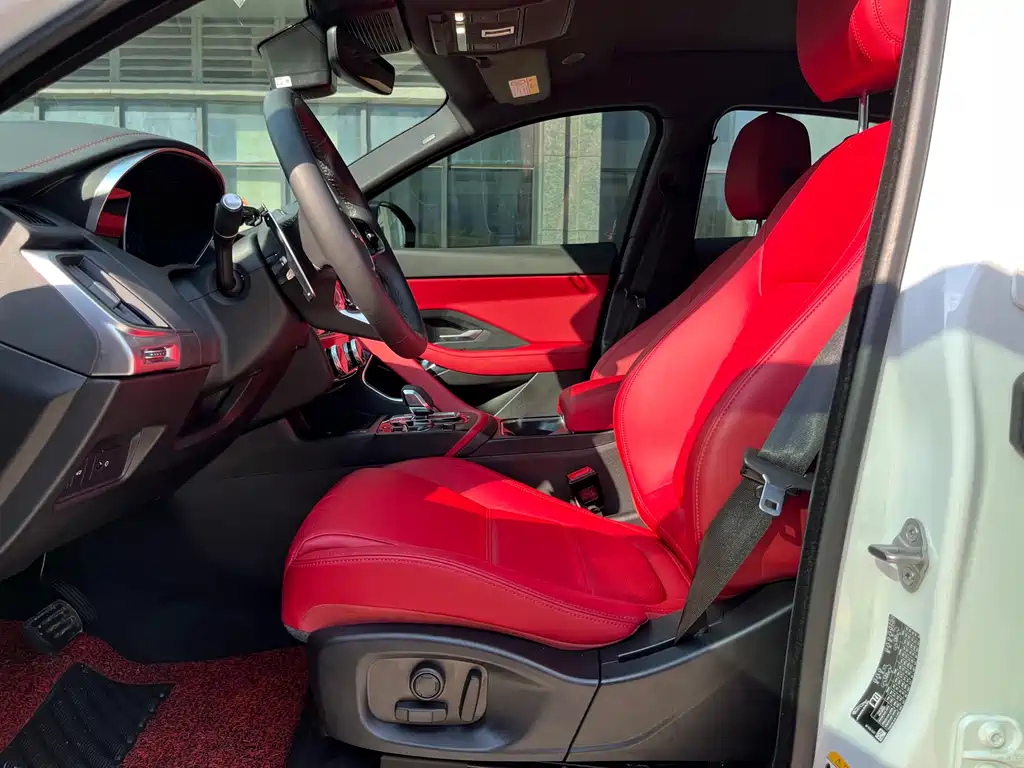 Jaguar E-PACE — миниатюра 7