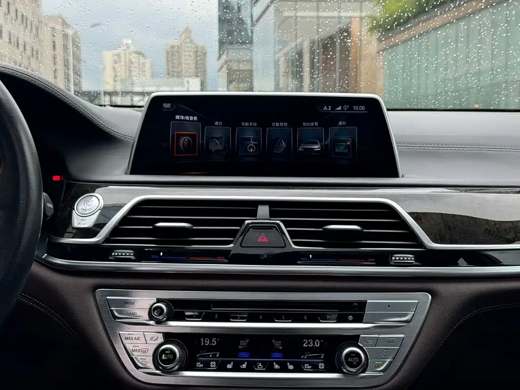 BMW 7 Series — миниатюра 14