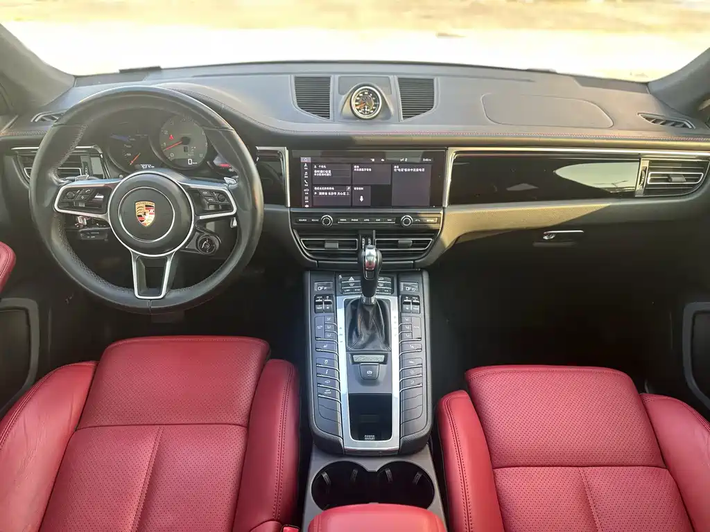 PORSCHE MACAN