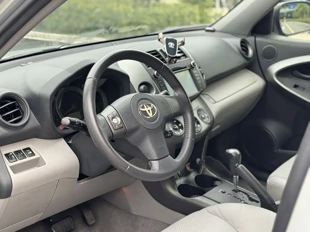 Toyota RAV4 — миниатюра 5