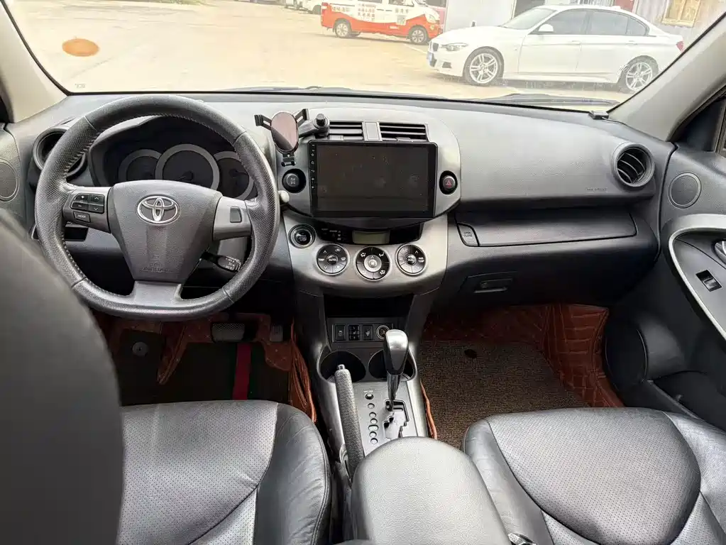 Toyota RAV4 — миниатюра 7