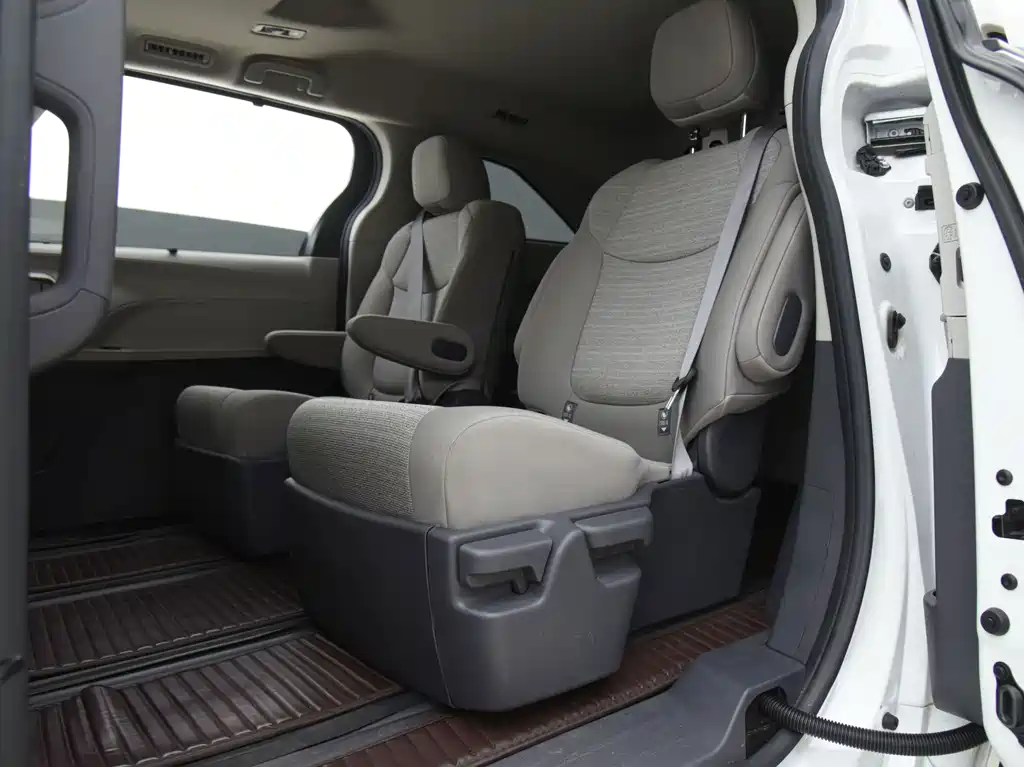 Toyota Sienna — миниатюра 12
