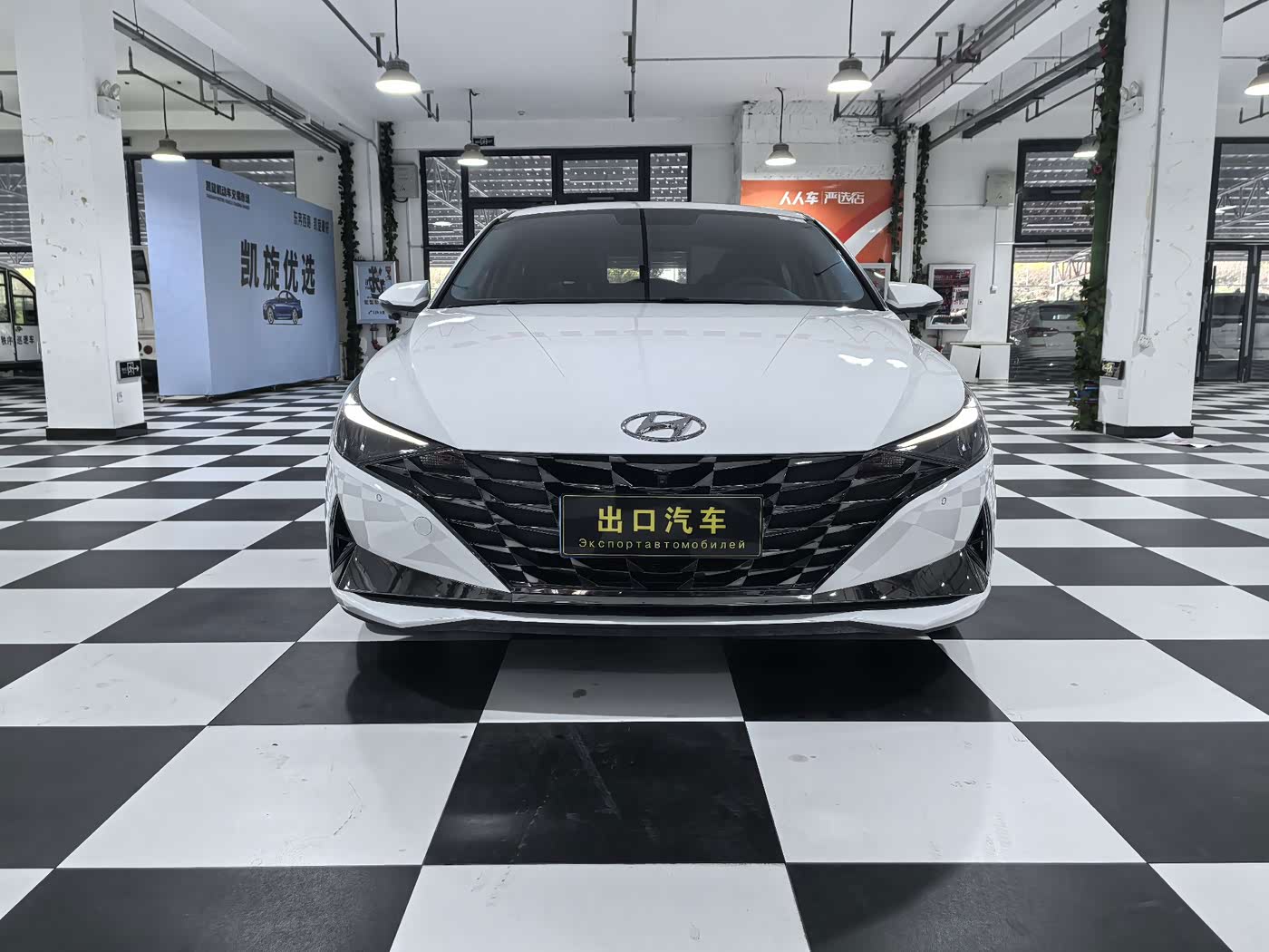 Hyundai Elantra 1.5 л 2023 г. Белый, пробег 17300 км
