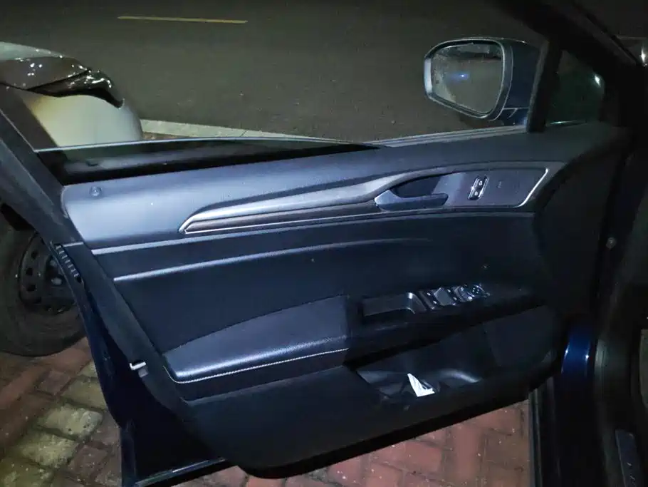 Ford Mondeo — миниатюра 7