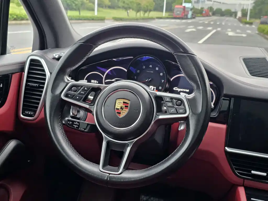 Porsche Cayenne — миниатюра 5