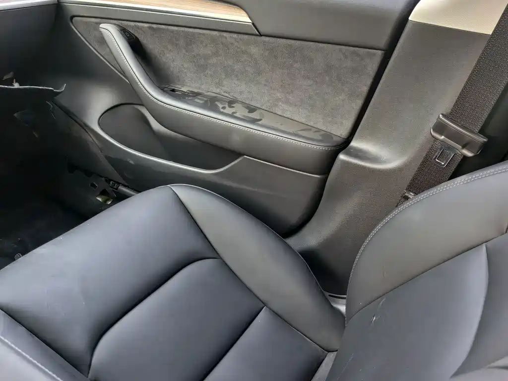 Tesla Model 3 — миниатюра 7