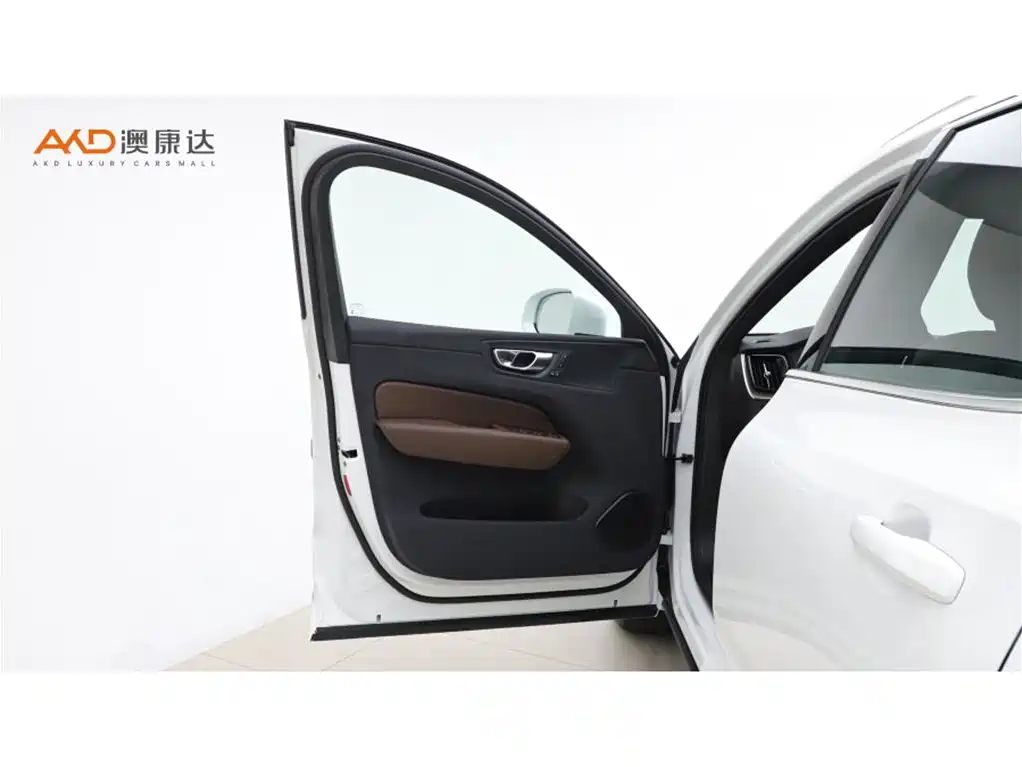 Volvo XC60 PHEV — миниатюра 10