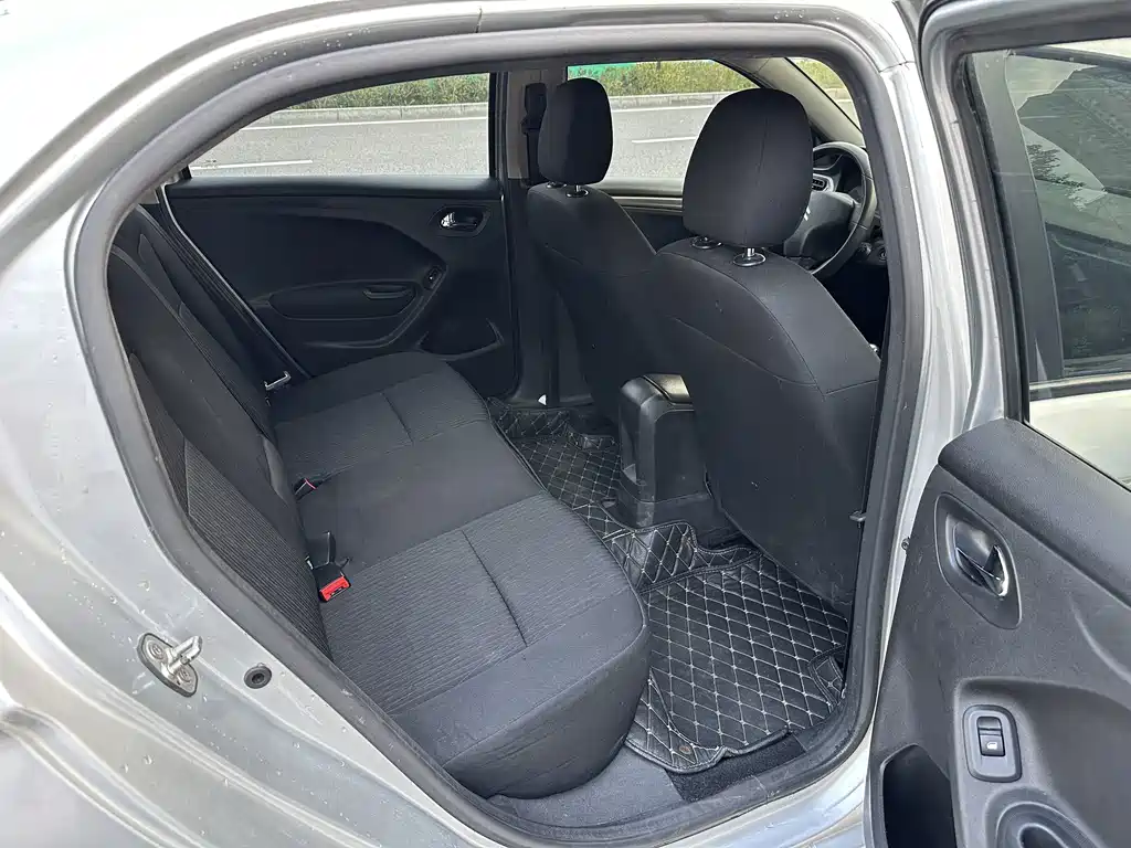 Citroen Elysee — миниатюра 13