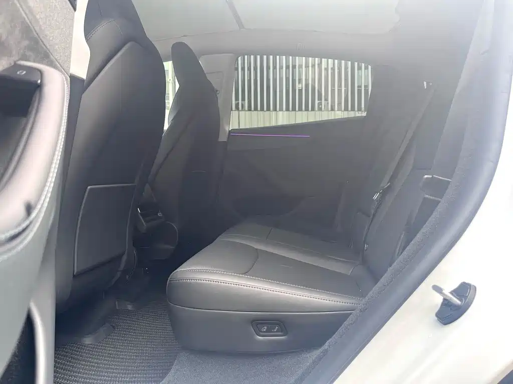 Tesla Model Y — миниатюра 12