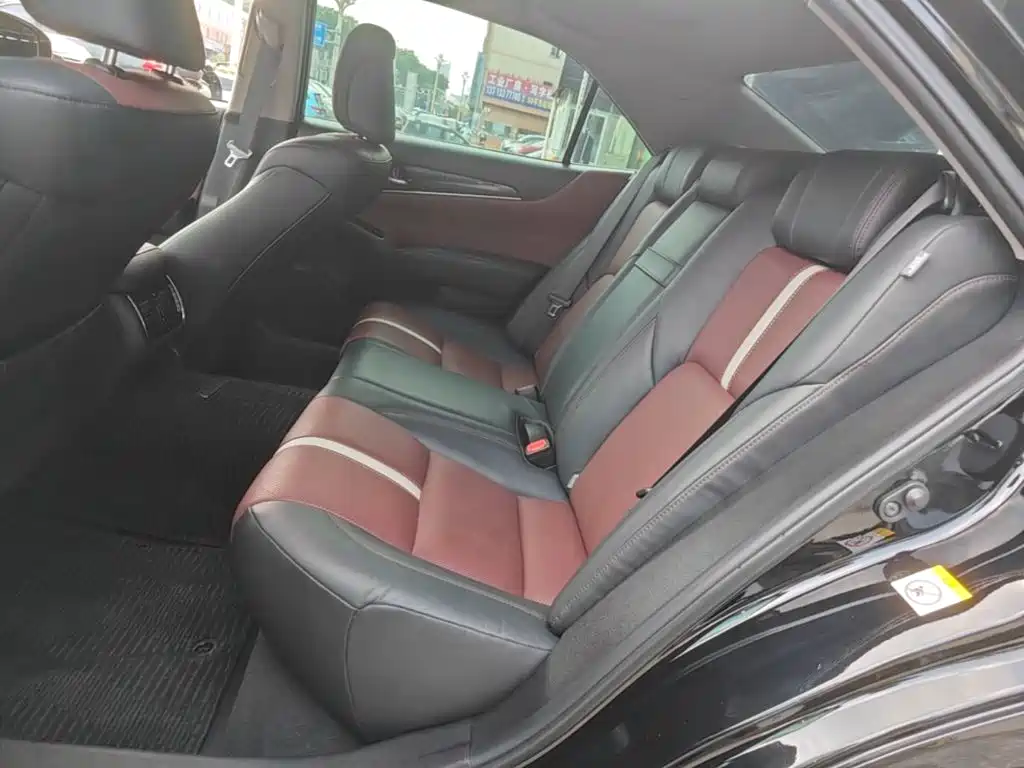 Toyota Crown — миниатюра 17