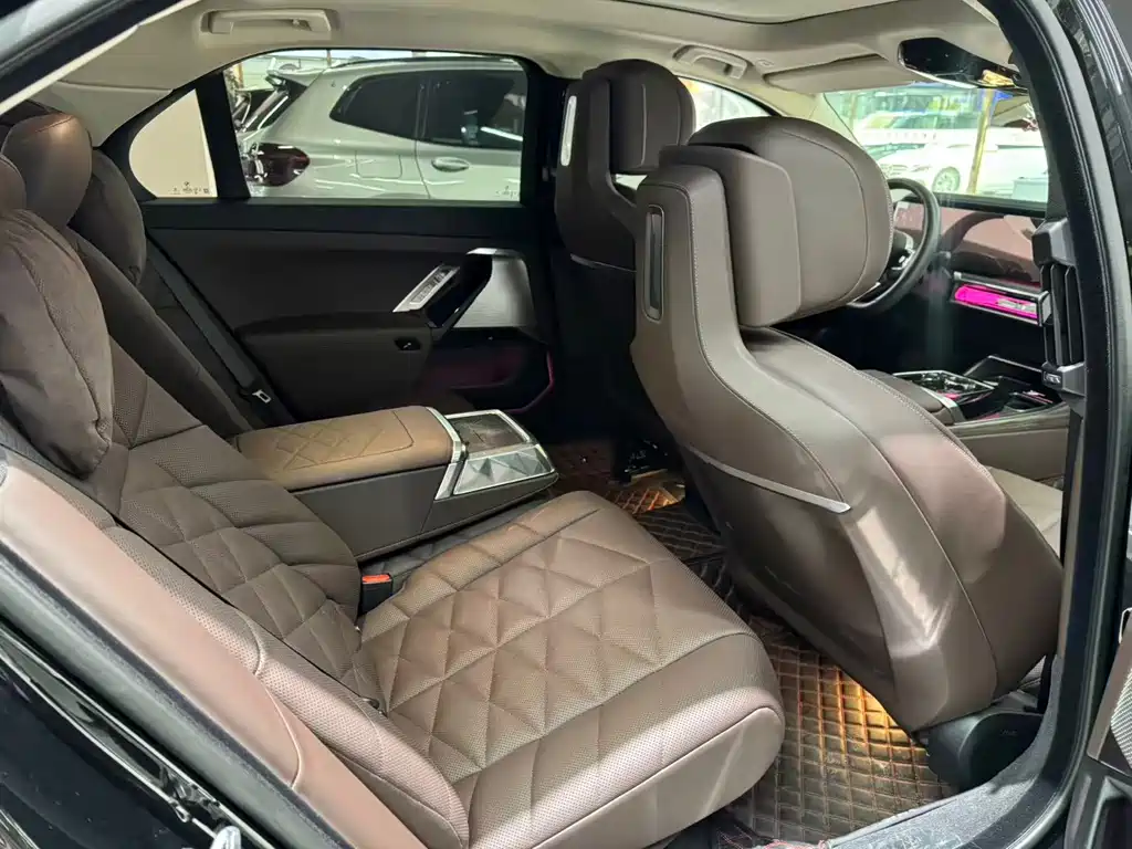 BMW 7 Series — миниатюра 10