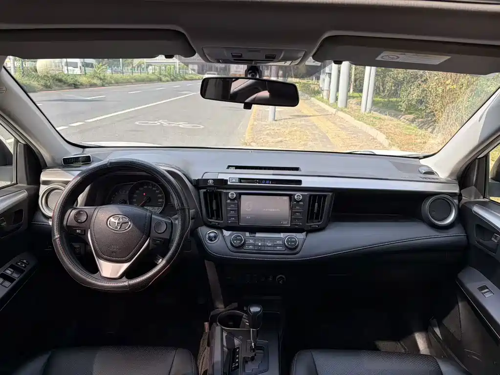 Toyota RAV4 — миниатюра 12