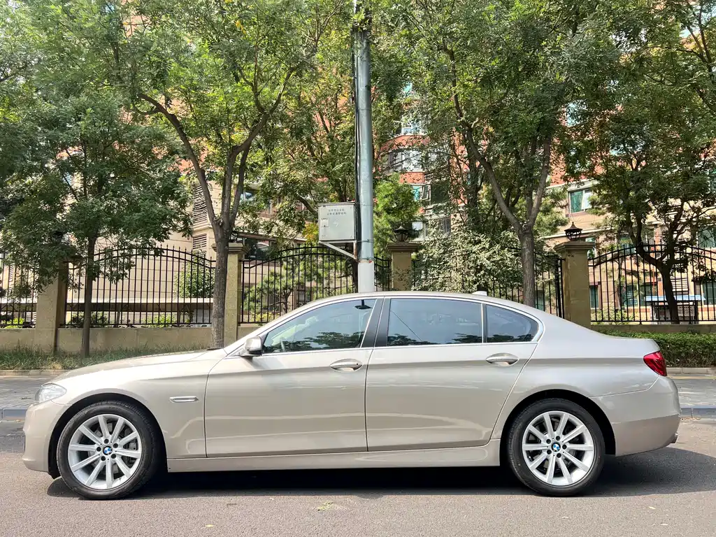 BMW 5 Series — миниатюра 10