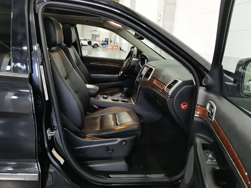 Jeep Grand Cherokee (Import) — миниатюра 23