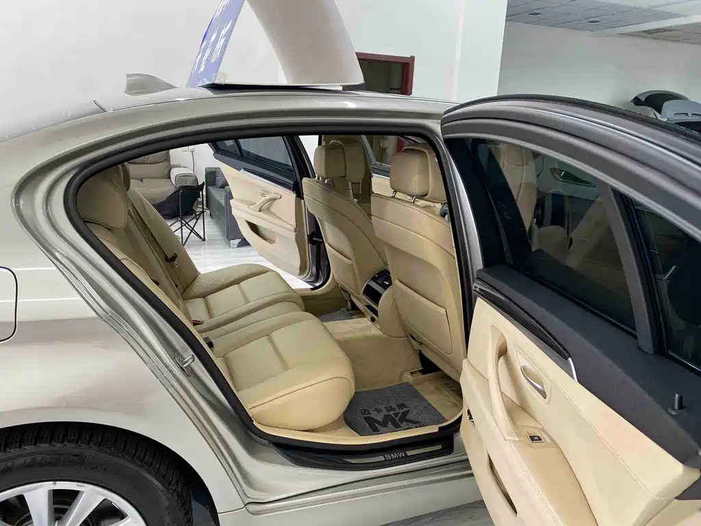 BMW 5 Series — миниатюра 12