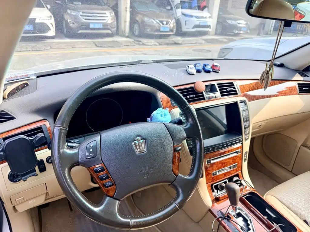 Toyota Crown — миниатюра 7