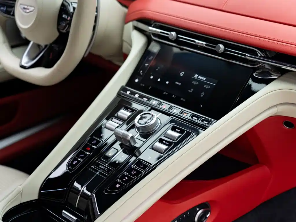 Aston Martin DB12 — миниатюра 16