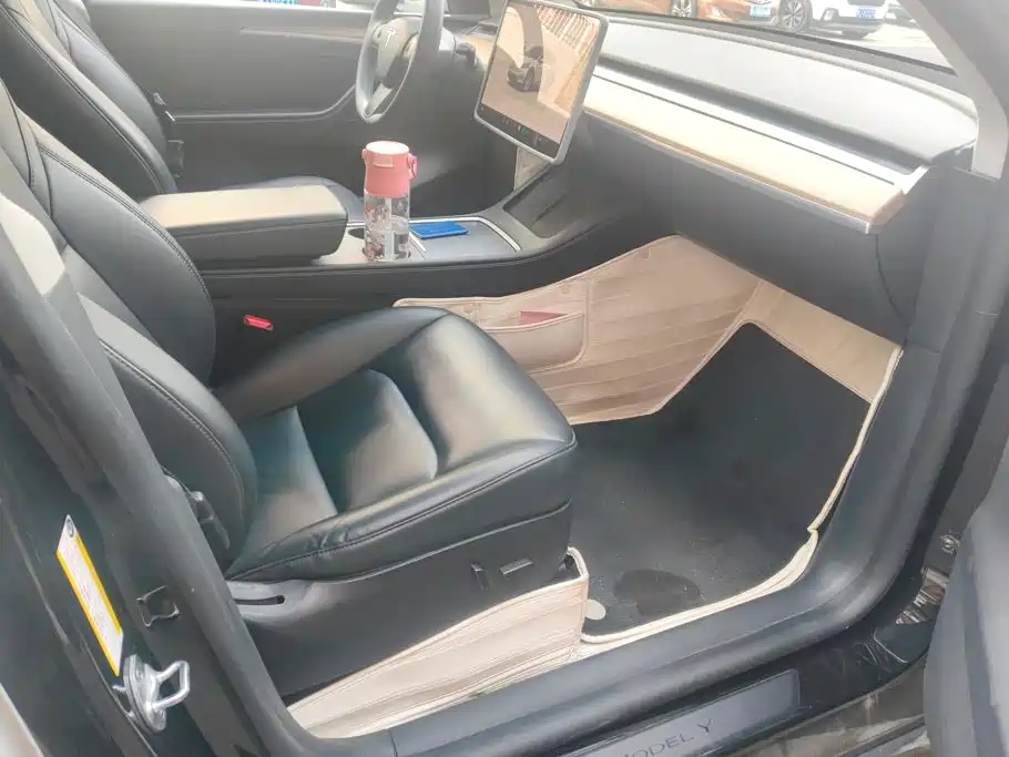 Tesla Model Y — миниатюра 8