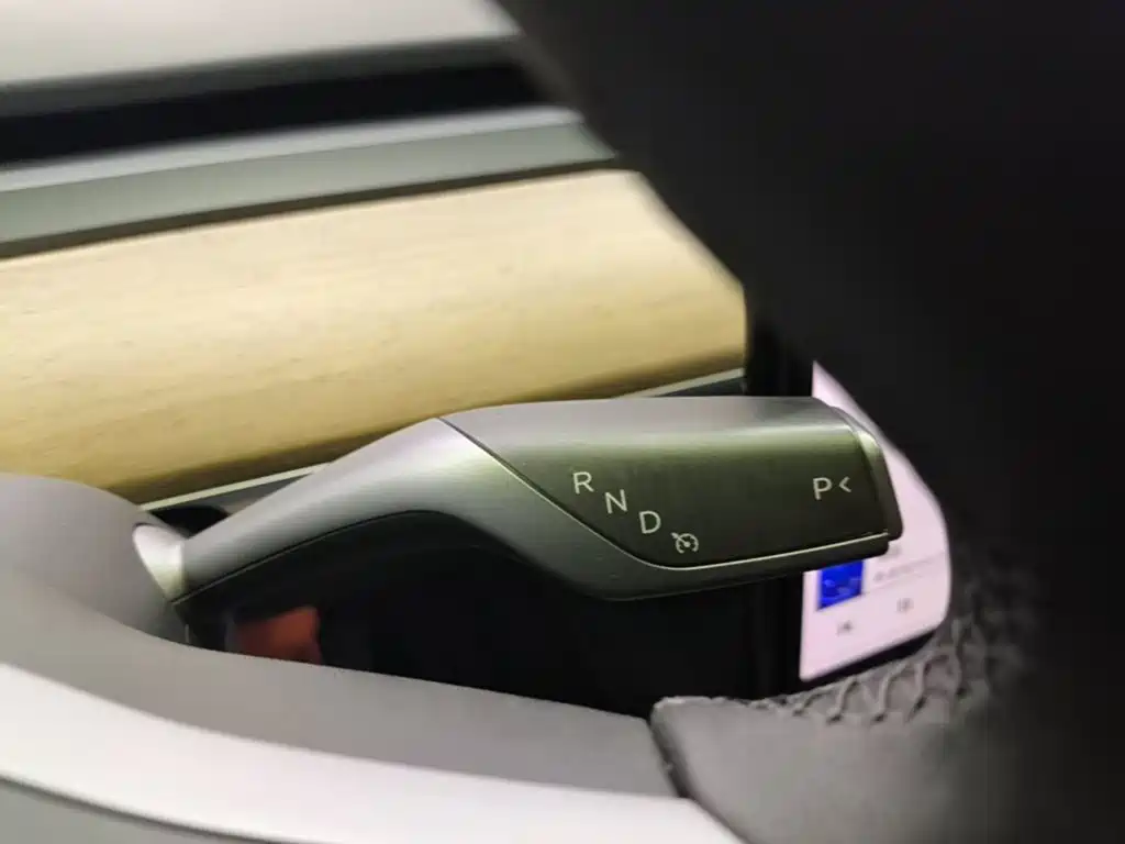 Tesla Model Y — миниатюра 14