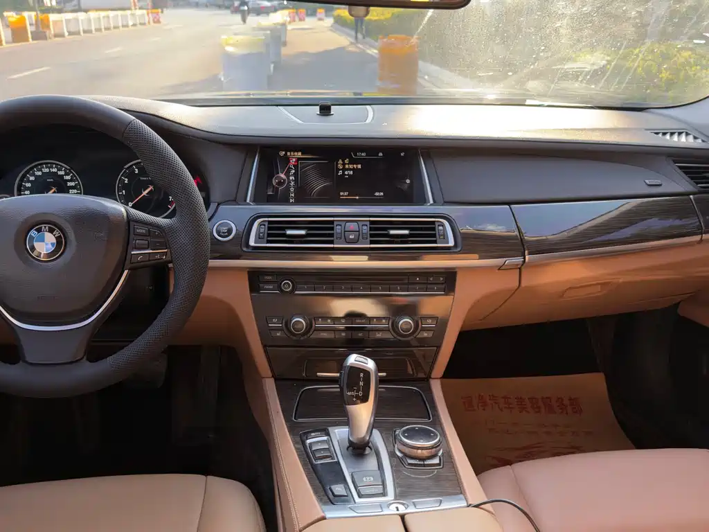 BMW 7 Series — миниатюра 8