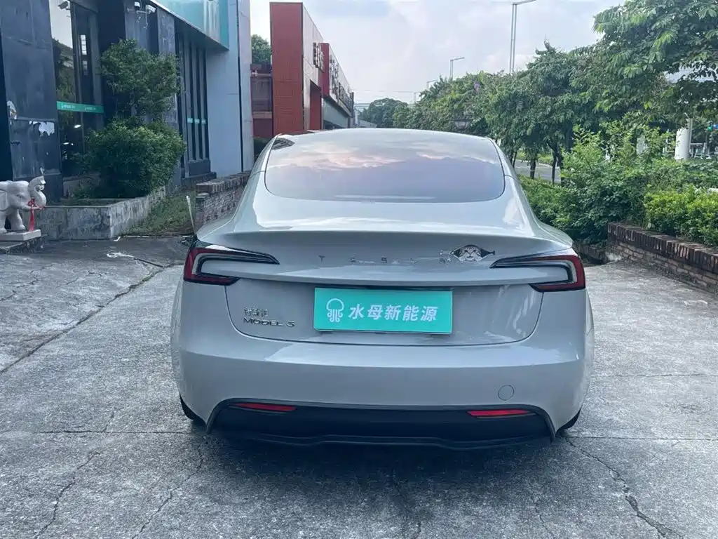 Tesla Model 3 — миниатюра 7