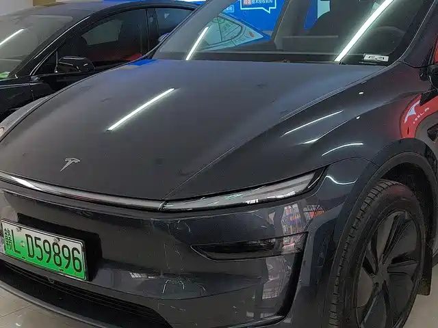 TESLA MODEL Y 2025