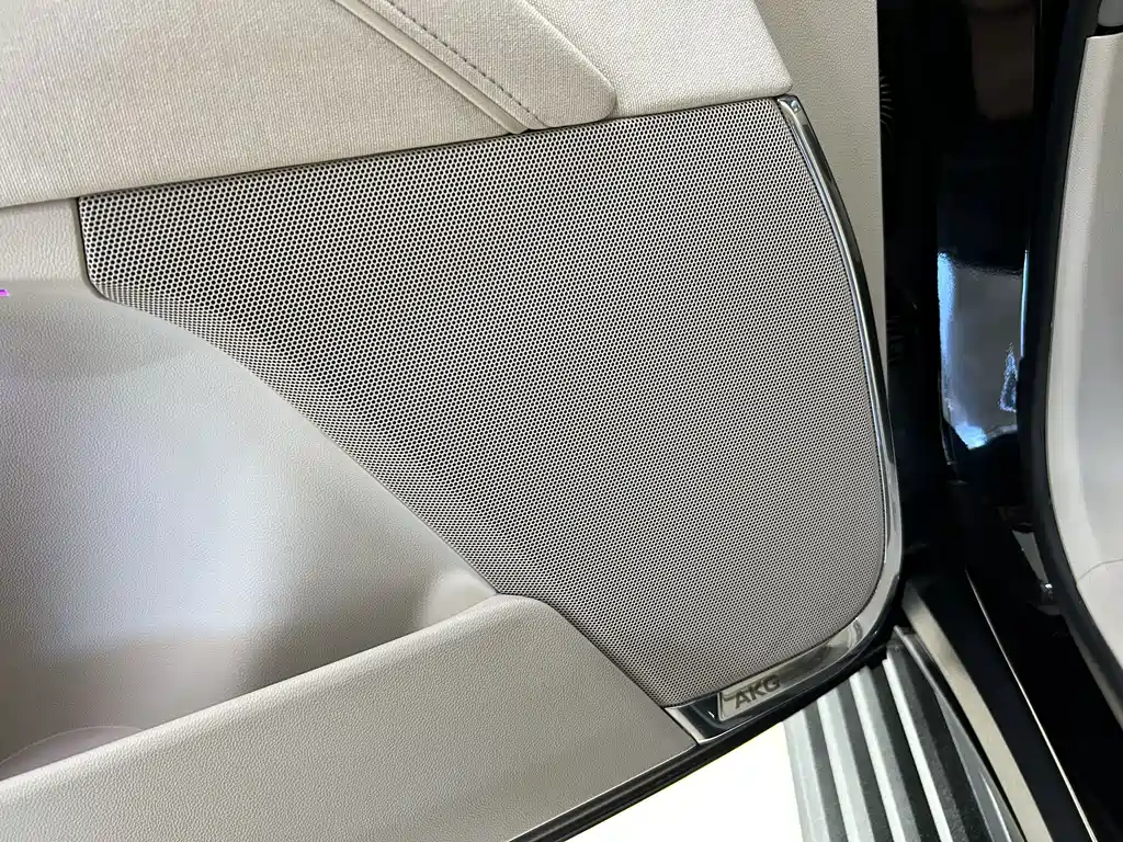 Cadillac Escalade — миниатюра 13