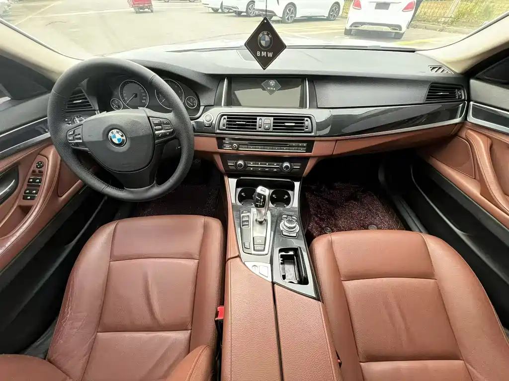 BMW 5 Series — миниатюра 4