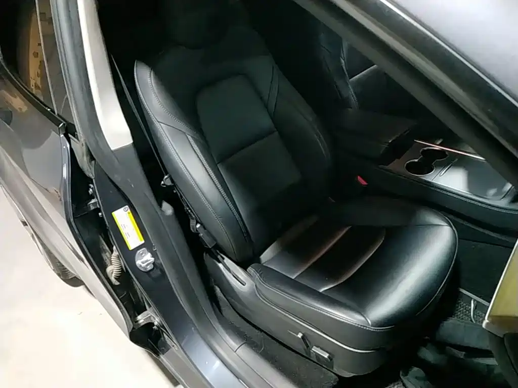 Tesla Model Y — миниатюра 25