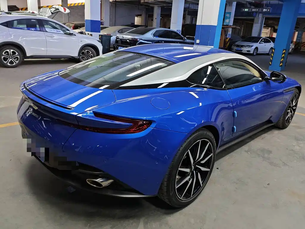Aston Martin DB11 — миниатюра 2