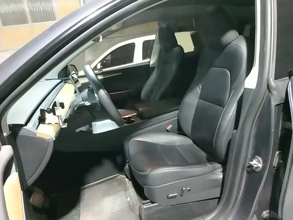 Tesla Model Y — миниатюра 15