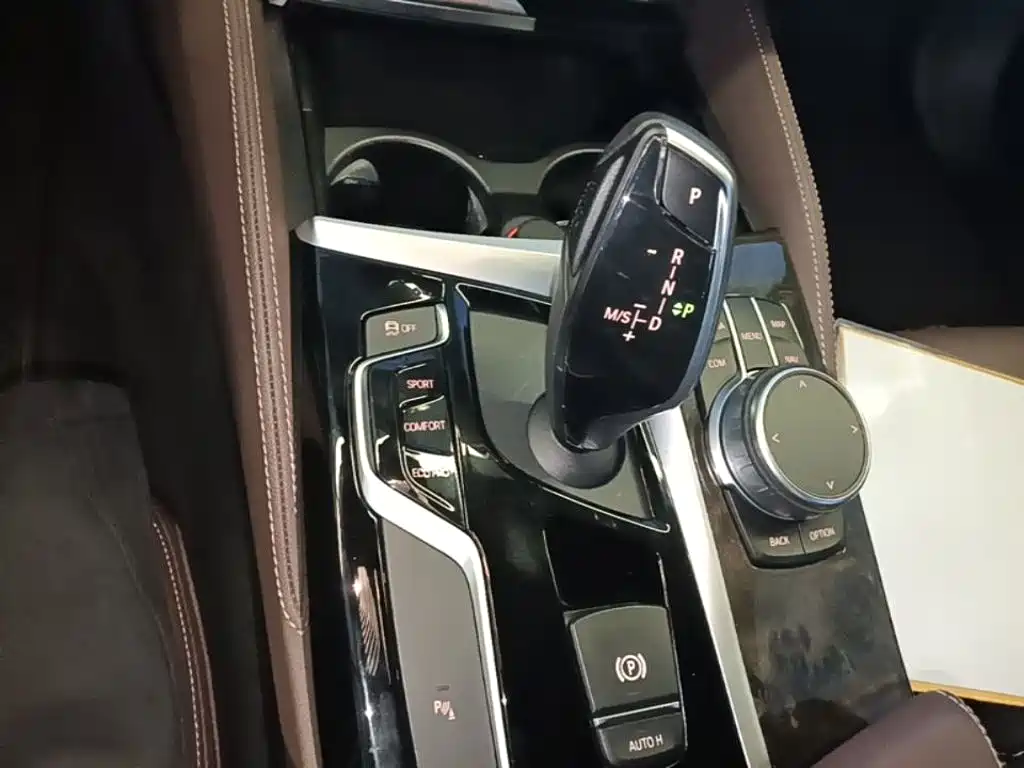 BMW 5 Series — миниатюра 10