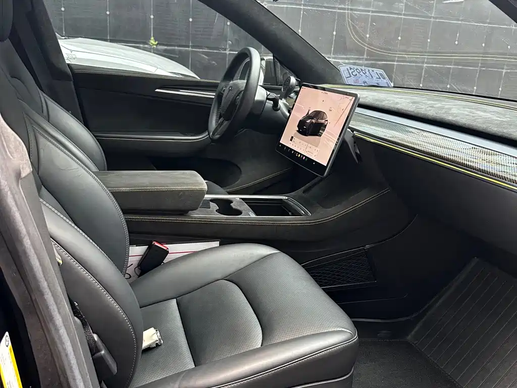 Tesla Model Y — миниатюра 10