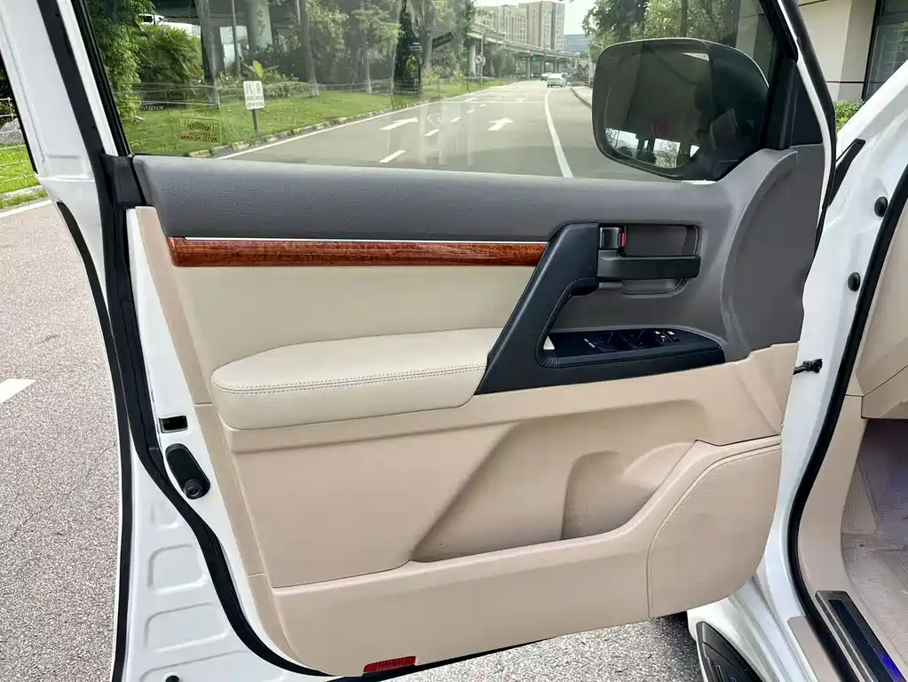 Toyota Land Cruiser — миниатюра 8