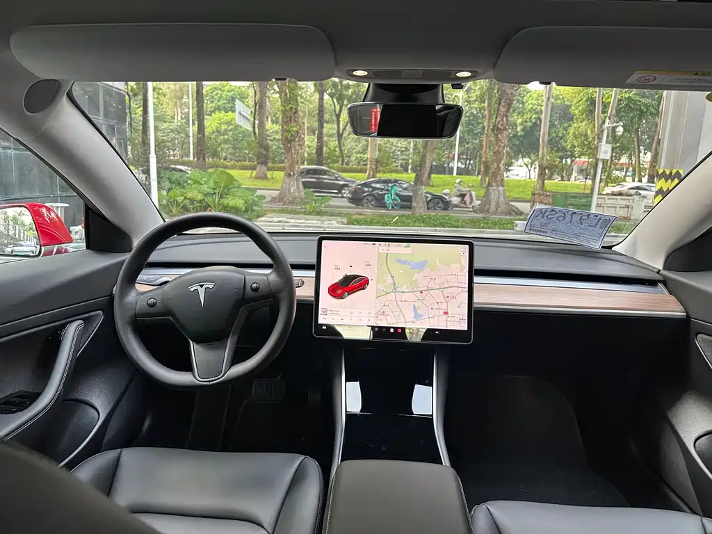 Tesla Model 3 — миниатюра 5