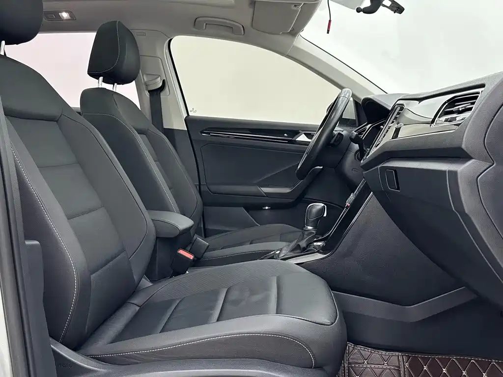 Volkswagen T-Roc — миниатюра 9