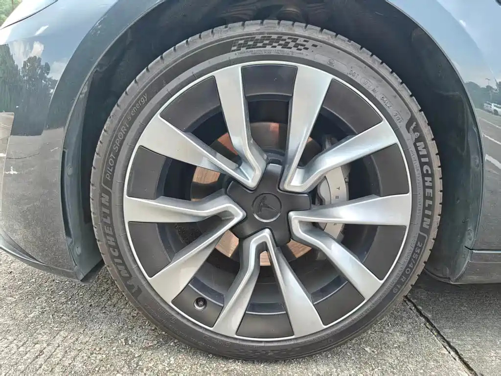 Tesla Model 3 — миниатюра 12